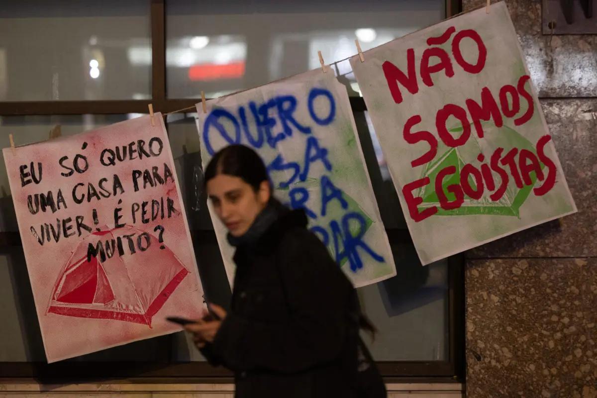 Banners in the Porto acampment: one of them reads "I just want a house to live", another, "We are not selfish".